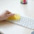 AGT Reinigungsknete Tastatur: Reinigungsmasse für empfindliche Oberflächen und Zwischenräume (160g) (Tastatur Knete) - 3